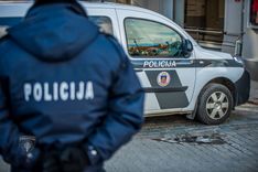 Engurē autovadītājs ietriecas stabā un kokā, Tukumā atkal aizturēts narkomāns