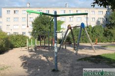 Vecākus Tukumā satrauc blusas bērnu rotaļlaukumā