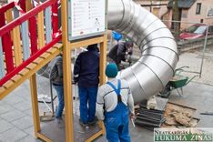 Rotaļlaukumā Tukumā metāla tunelis padarīts lēzenāks