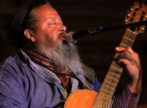 Liepājas muzeja dārzu piedziedās Haralds Sīmanis