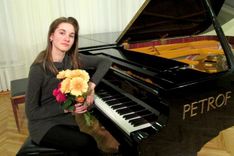 Pianiste Aurēlija Šimkus koncertā priecē tukumniekus