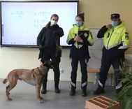 Dienesta suņi skolās Kandavā pie skolēniem atrod smēķēšanas ierīces