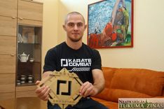 Paldies Brūsam Lī un vecmāmiņai