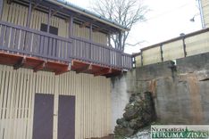 Tukumā negals ar tikko uzceltiem malkas šķūnīšiem