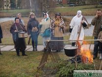 Bluķis ap Slampes kultūras pili apvilkts un sadedzināts /FOTO/