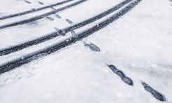 Autobraucēju ievērībai: atkusnī pasliktināsies ar piebraukto sniegu uzturēto un grants autoceļu stāvoklis