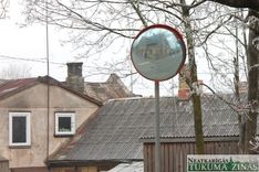 Satiksmes drošībai Tukumā uzstādīts pirmais spogulis