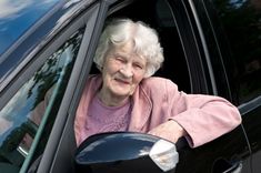 Seniorus-šoferus aicina uz redzes pārbaudi