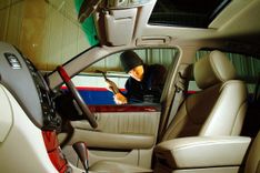 Engurē apzog vaļā atstātu mašīnu