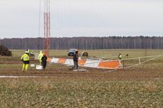Pienavā uzstāda meteoroloģisko mastu vēja mērījumu veikšanai/FOTO/