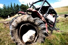 Jaunpilī vīrietis ar minitraktoru iekrīt grāvī un mirst