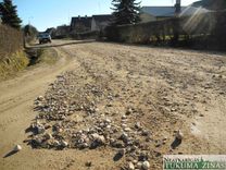 Tukumā grantētās ielas pēc greiderēšanas pārklājušās ar šķembām