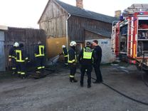 Pilsētā dedzis žogs un malkas šķūņa siena