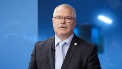 Apstiprina direktoru un spriež par finansēm