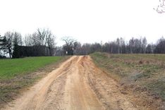 Sieviete uz grants ceļa nesavalda auto