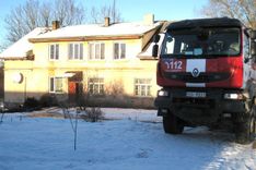Vecmokās izdeg dzīvoklis; māju izdodas glābt /FOTO/ 