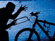 Brauc dzērumā un aizstiepj velosipēdus