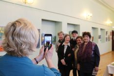 Lapmežciema gleznošanas studijas «Vēsma» izstādes atklāšanā