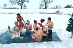 Viesatās svētkus atzīmē ar peldi