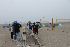 Lietū un vēja aizvadīts volejbola turnīrs Engurē