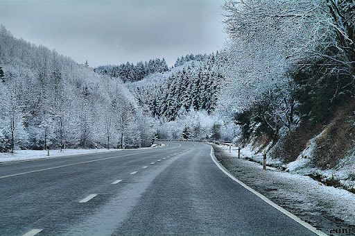 Autovadītāju ievērībai: šorīt visā Latvijā autoceļi sniegoti un apledo, strādā 166 ziemas tehnikas vienības