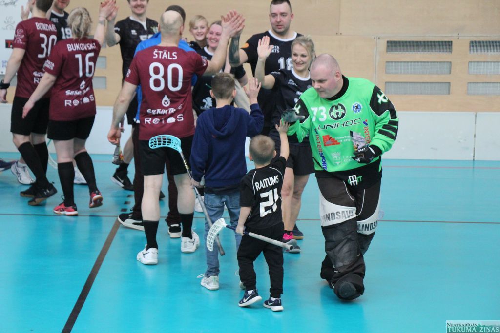 Kā vecāki Slampē florbolus spēlēja 