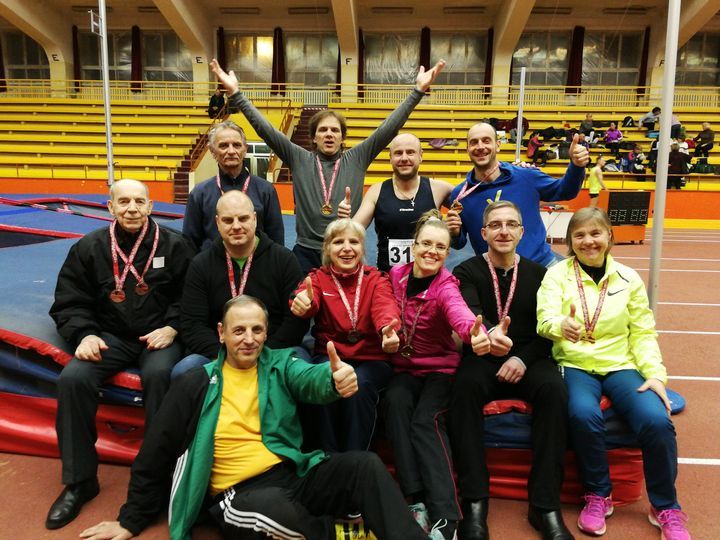 Tukuma vieglatlētikas seniori Rīgas sporta manēžā izcīna medaļas