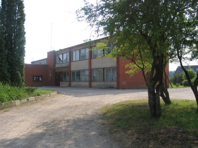 Jaunpilī lemj par bērnu ēdināšanu un kultūras nama jumtu